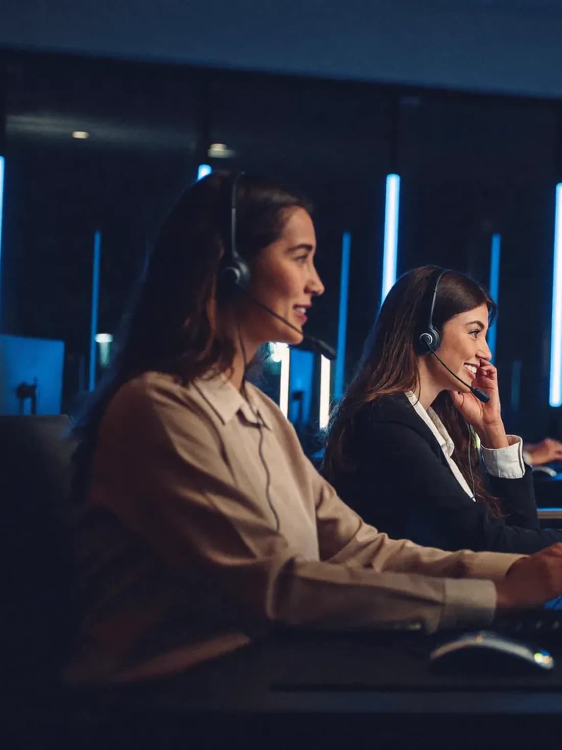 Une équipe de téléprospecteurs, casque sur les oreilles, qui appelle des entreprises depuis un plateau d'appels le soir, pour des prospects situés à Rennes.